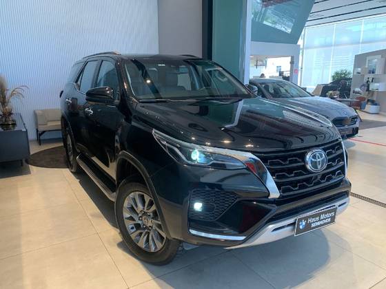 TOYOTA HILUX SW4 2.8 D-4D TURBO DIESEL SRX 7L 4X4 AUTOMÁTICO